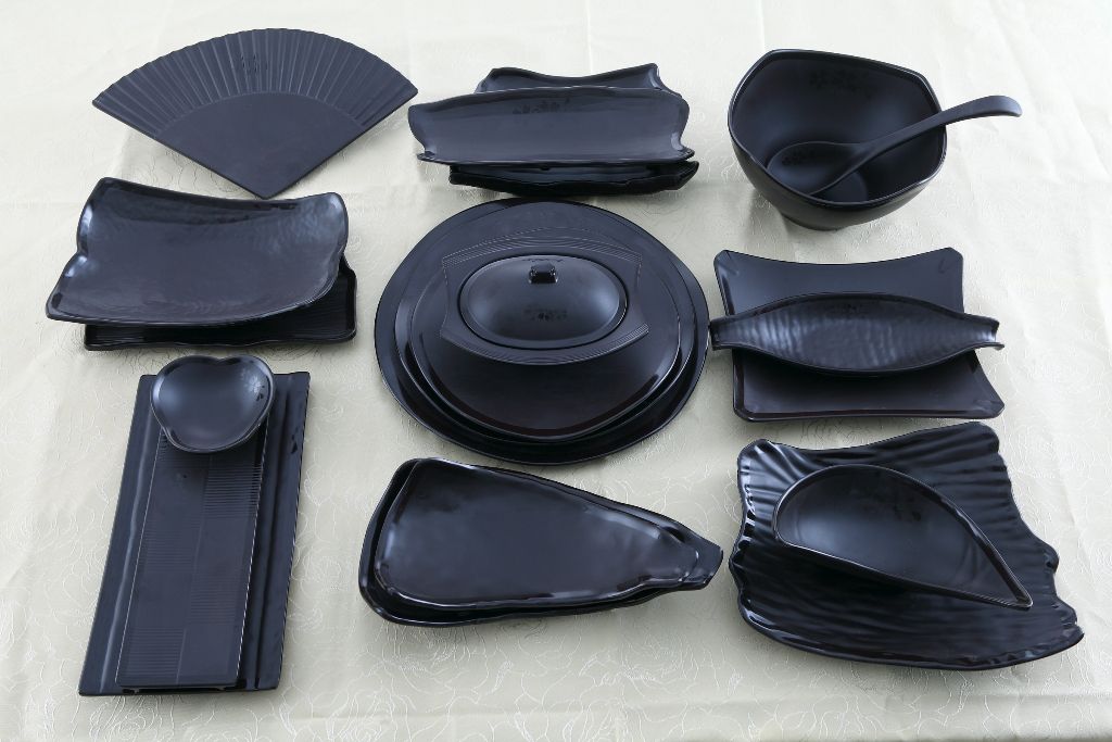 black sushi dinnerware